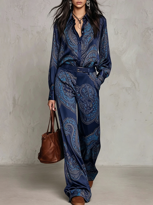 Completo di Camicia a Maniche Lunghe in Satin con Stampa Blu Navy e Pantaloni a Gamba Larga