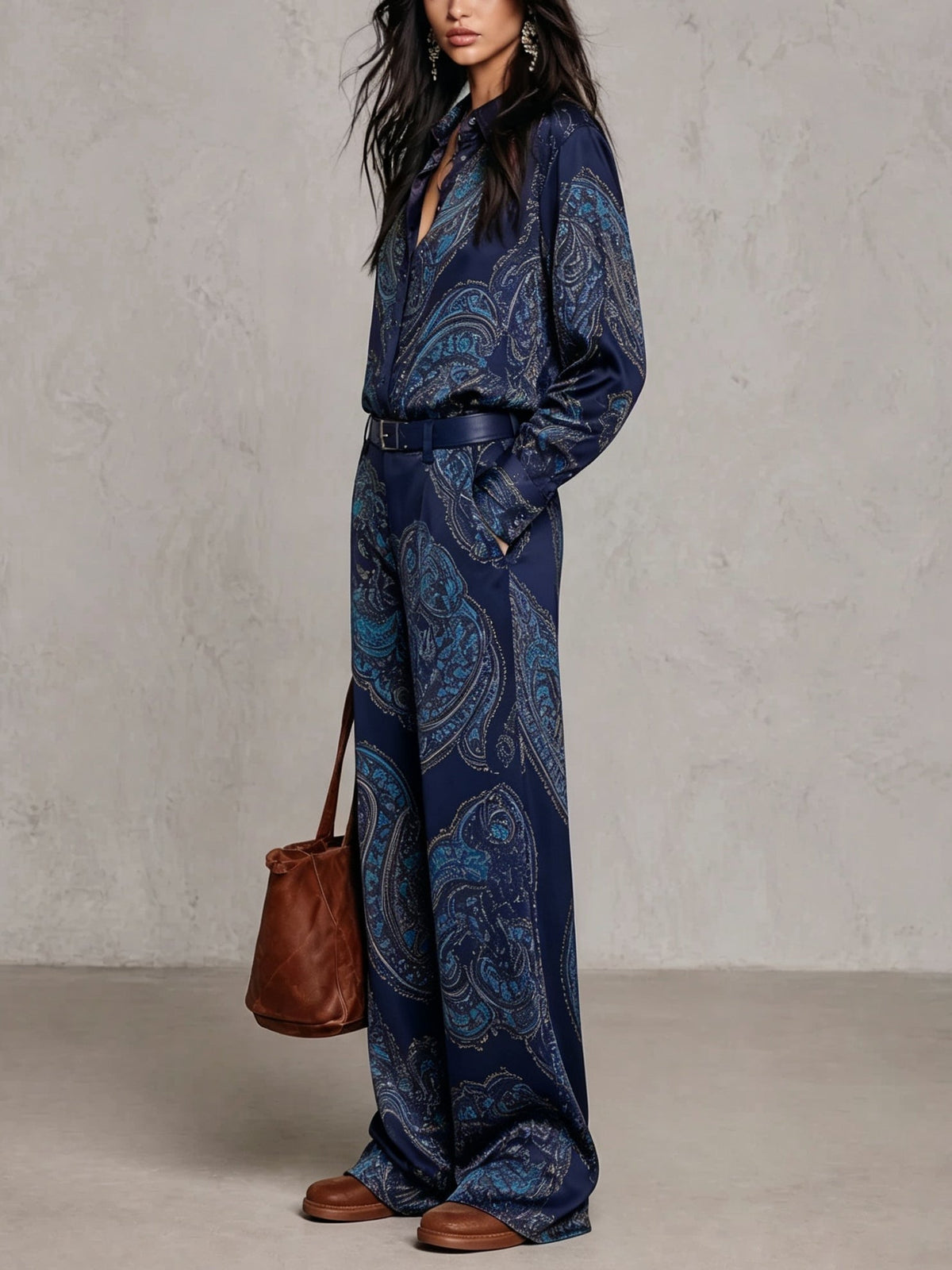 Doriana | Completo di Camicia a Maniche Lunghe in Satin con Stampa Paisley Borgogna-Porpora e Pantaloni a Gamba Larga