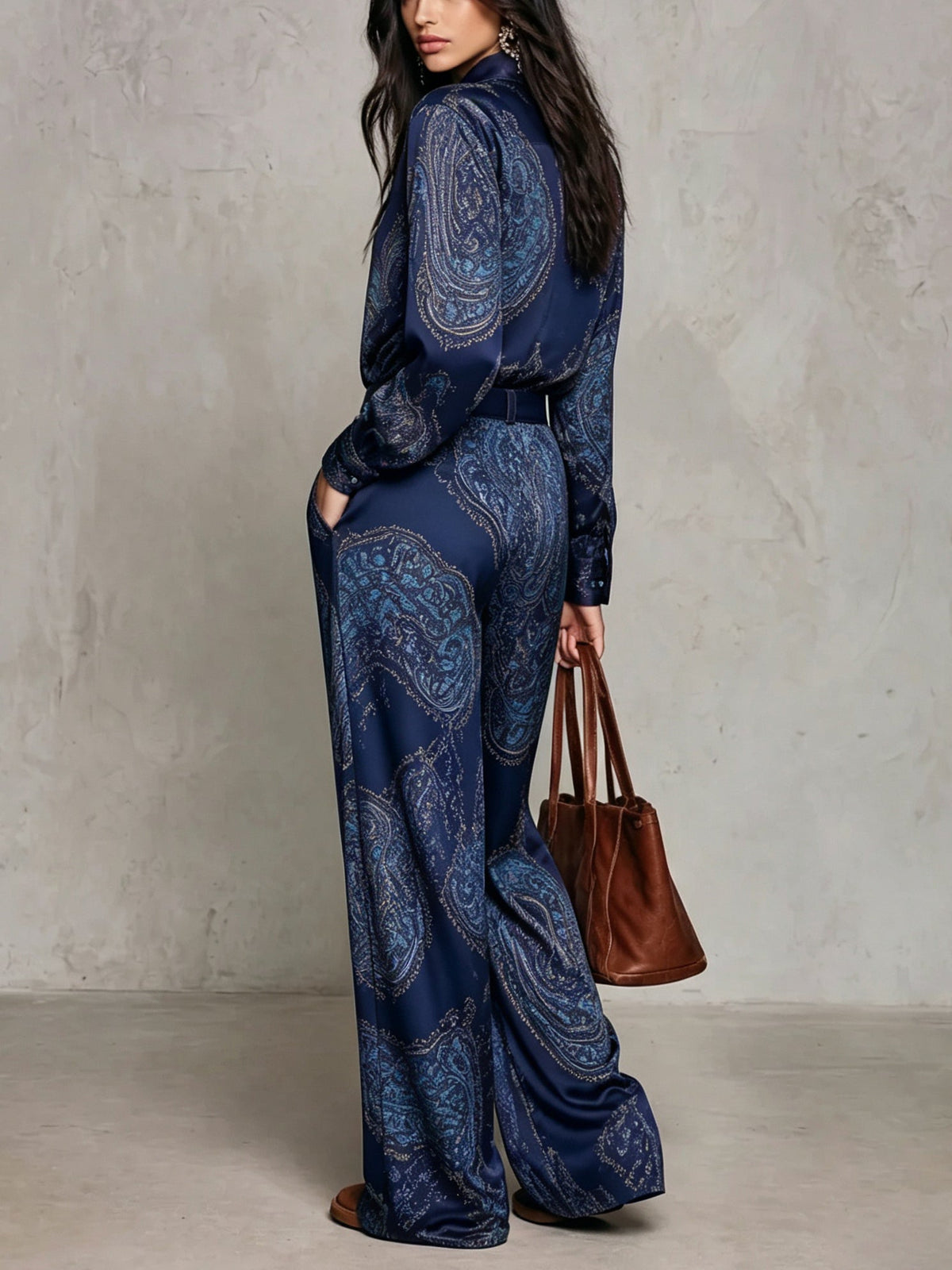 Completo di Camicia a Maniche Lunghe in Satin con Stampa Blu Navy e Pantaloni a Gamba Larga